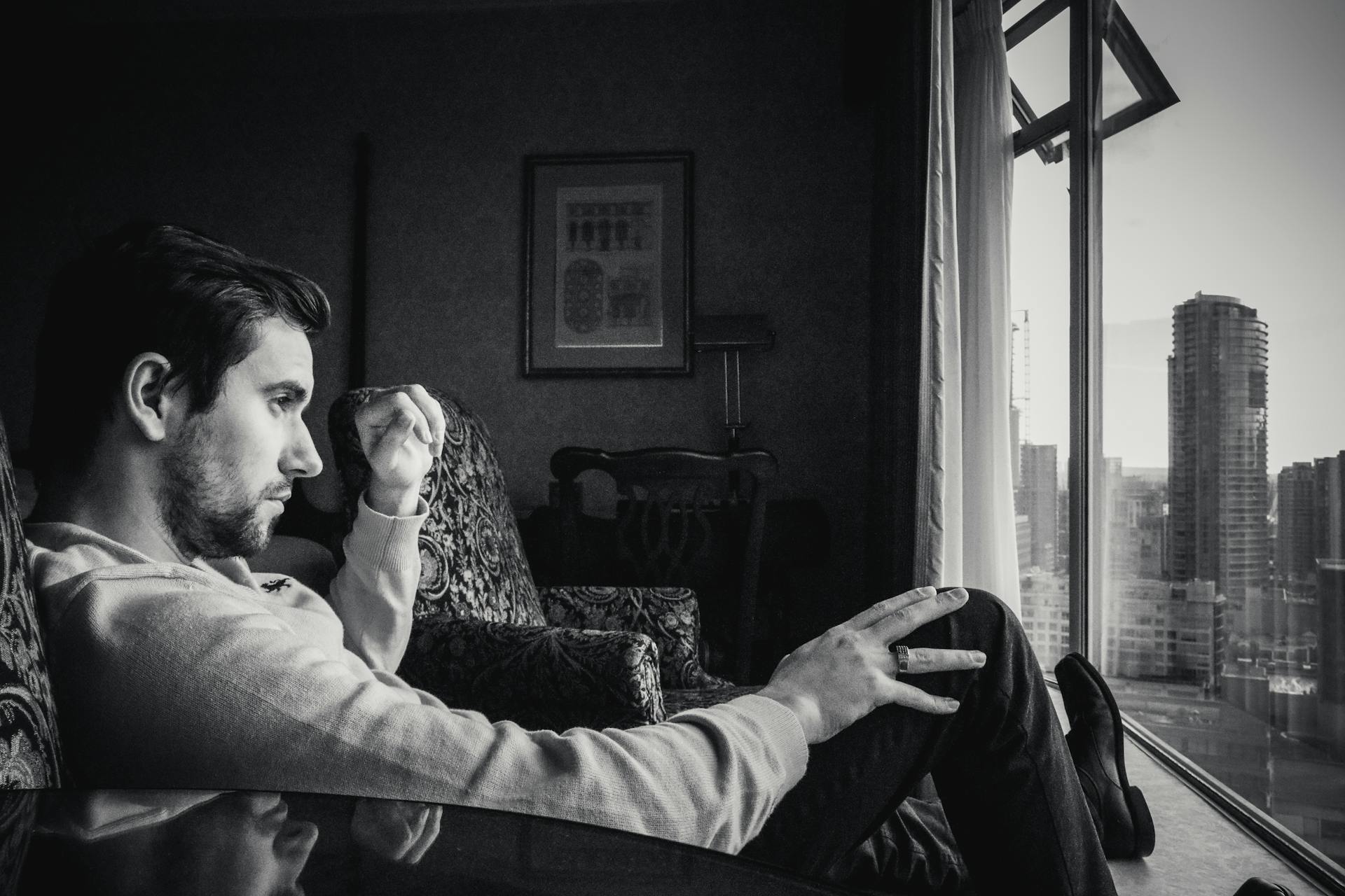 My Girlfriend Mocked My Anniversary Gift in Front of Her Friends – And It’s Not Even the Worst Part