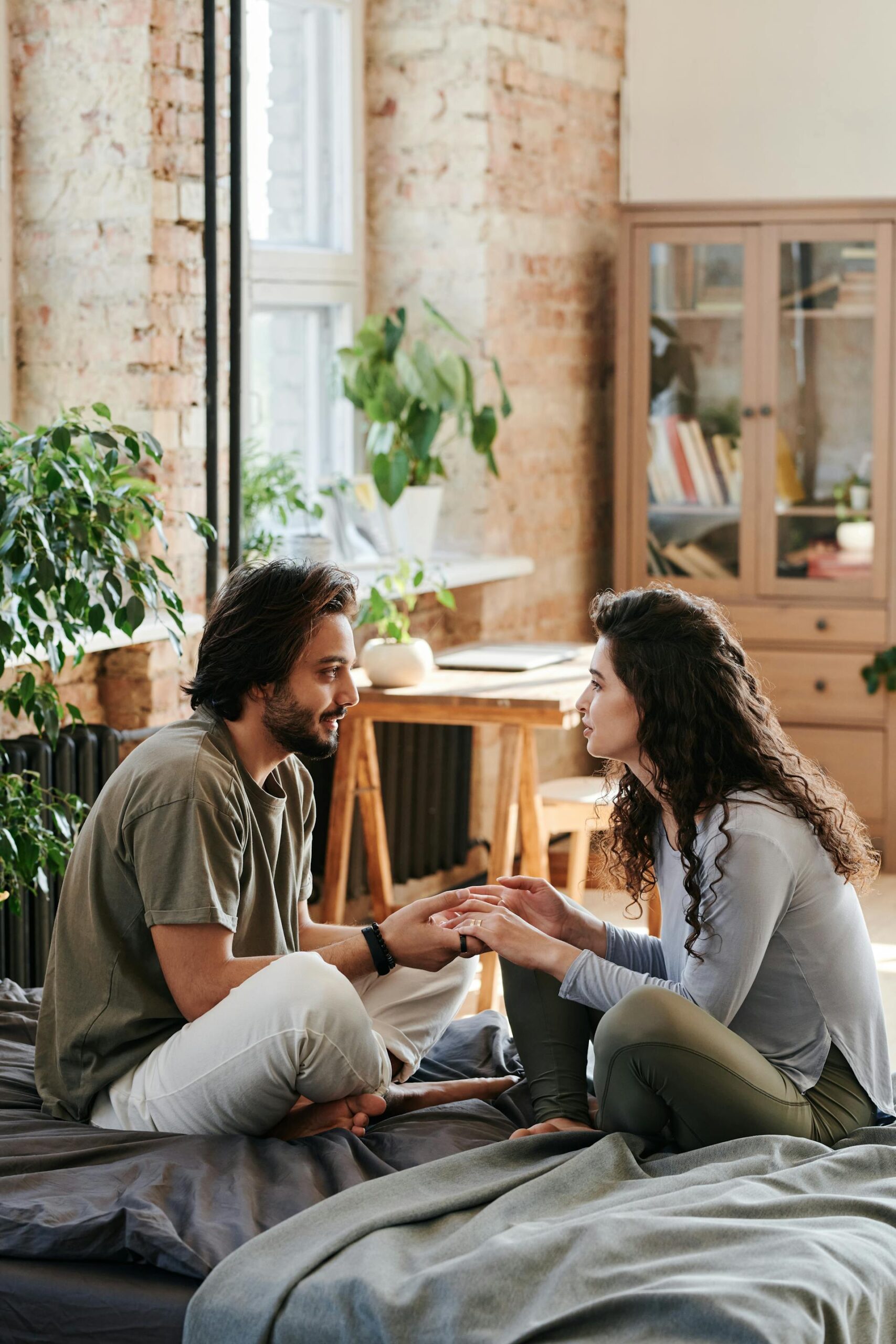 A couple talking | Source: Pexels