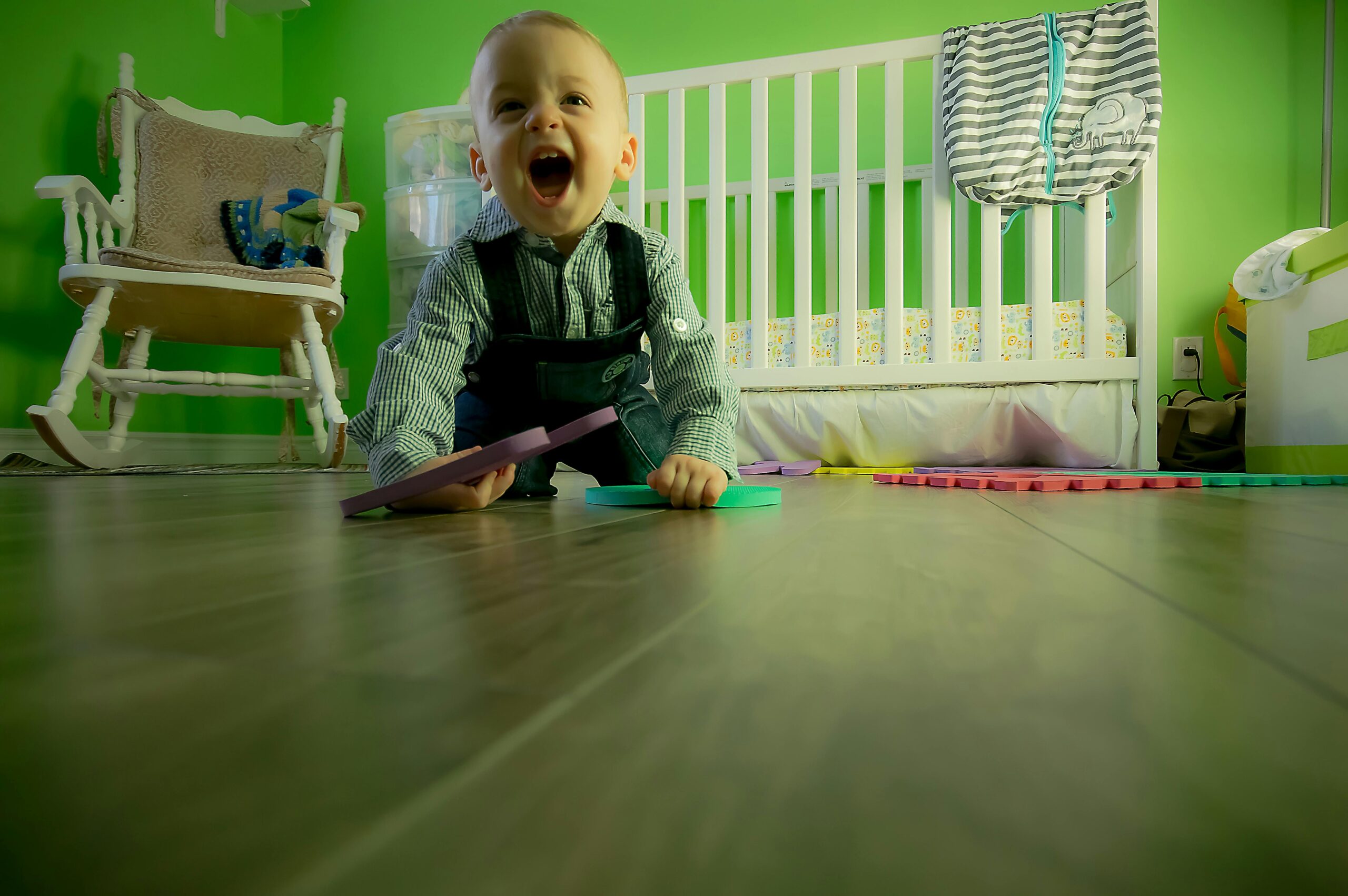 A baby sitting on the floor | Source: Pexels