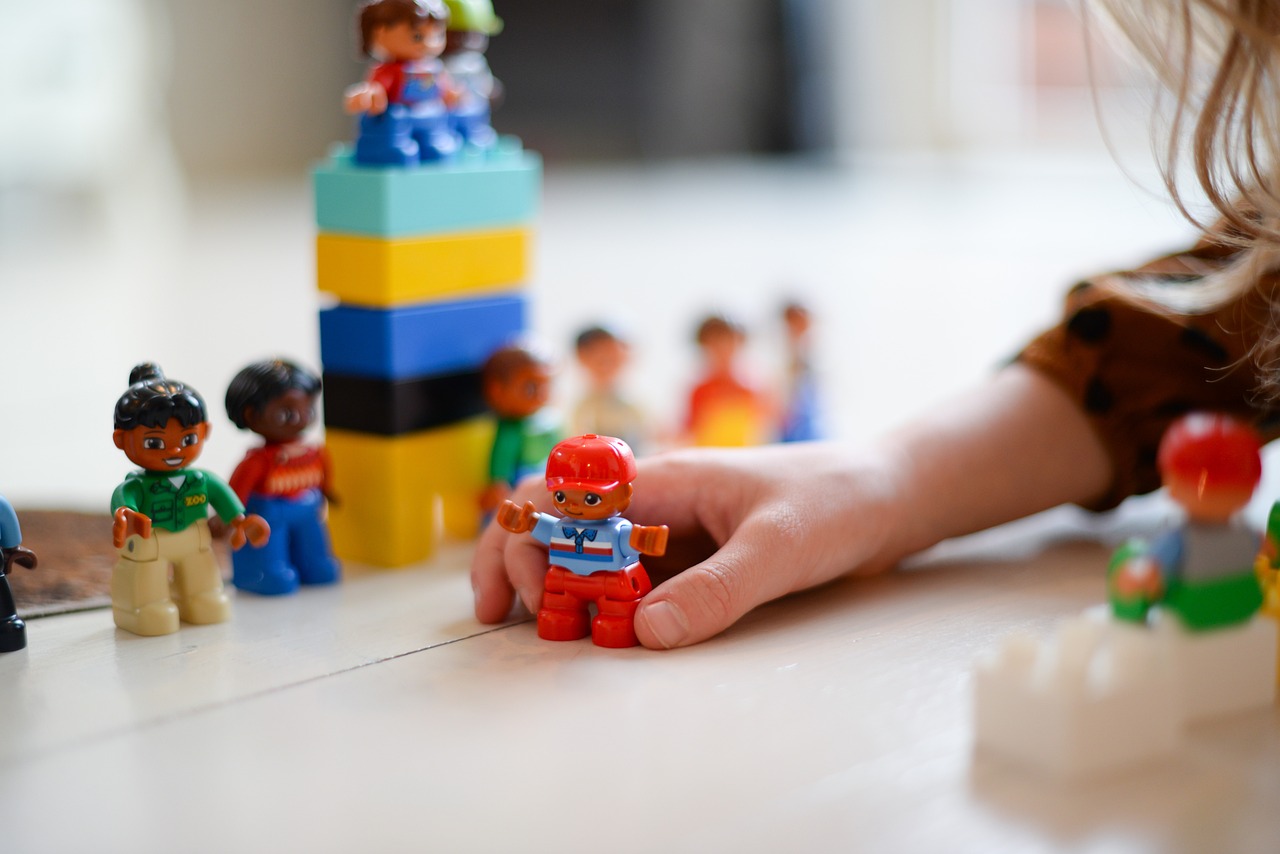 A little girl playing with lego | Source: Pixabay