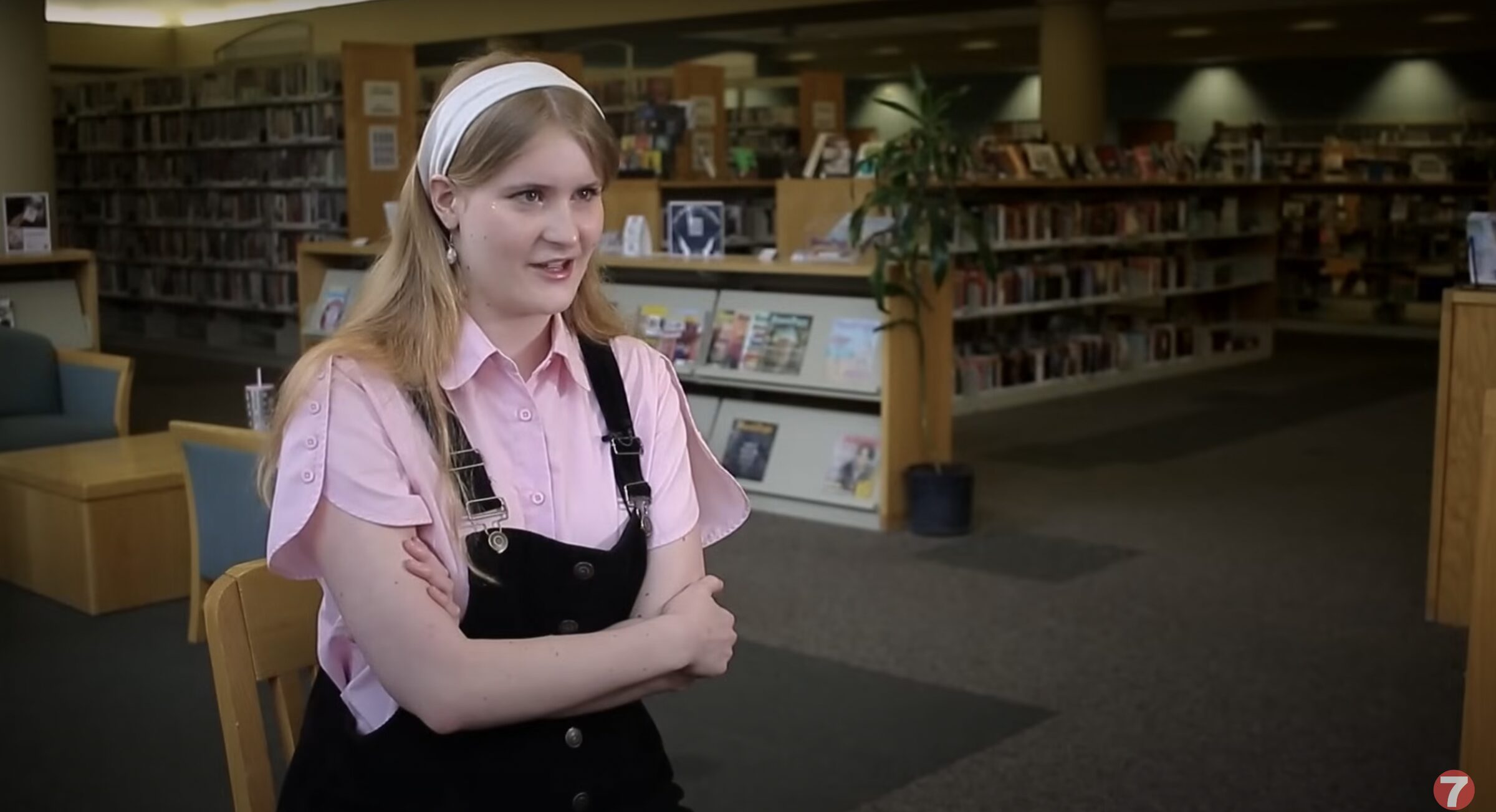 Idaho High School Graduate Refuses to Shake Superintendent’s Hand & Drops a Book at His Feet — She Explains Her Act