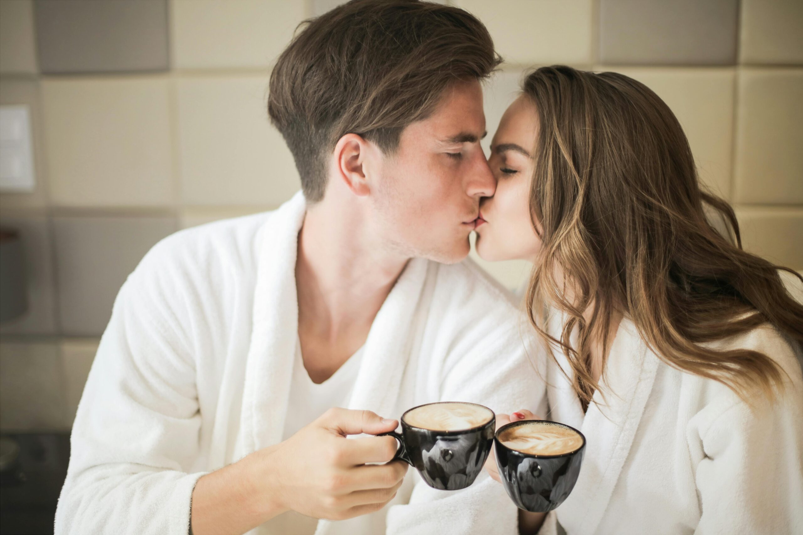 Happy couple kissing | Source: Pexels