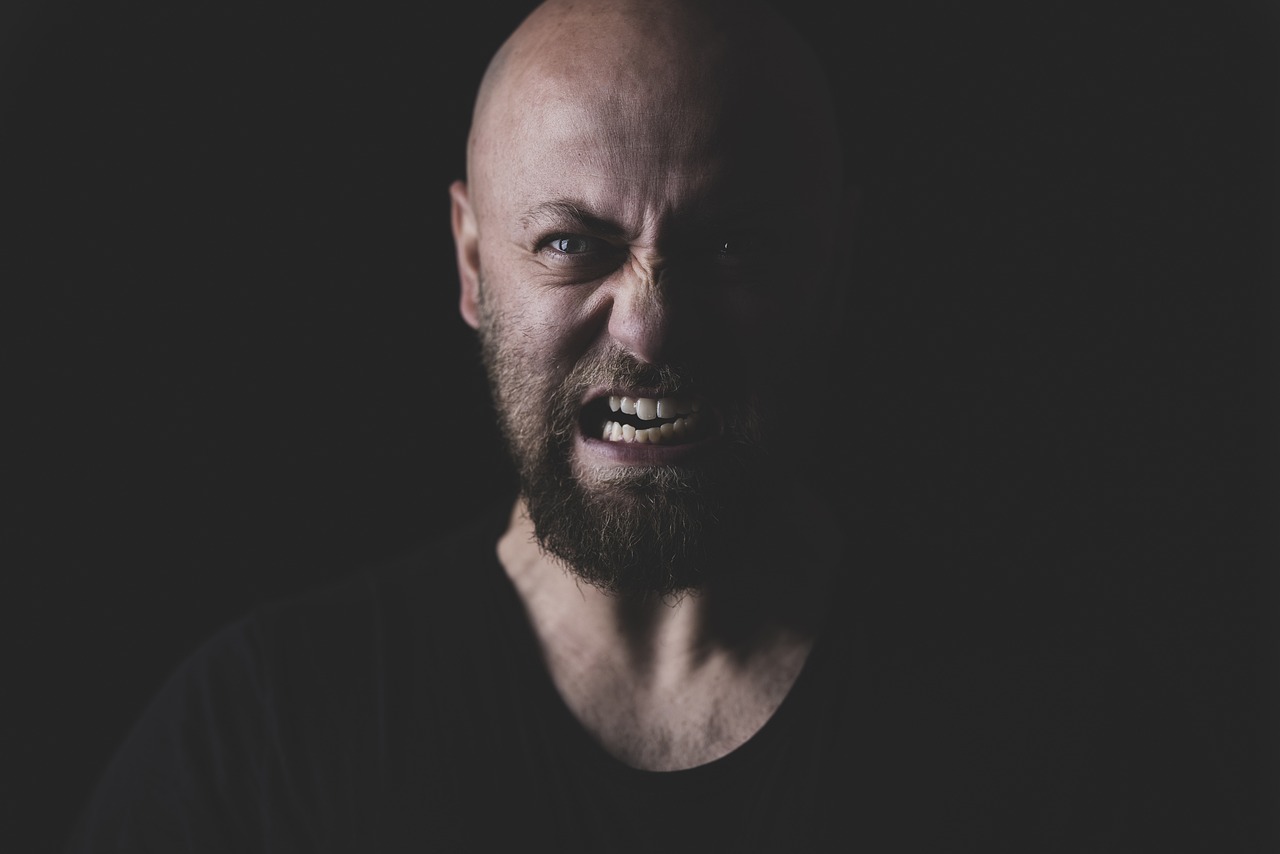 An angry man baring his teeth | Source: Pixabay