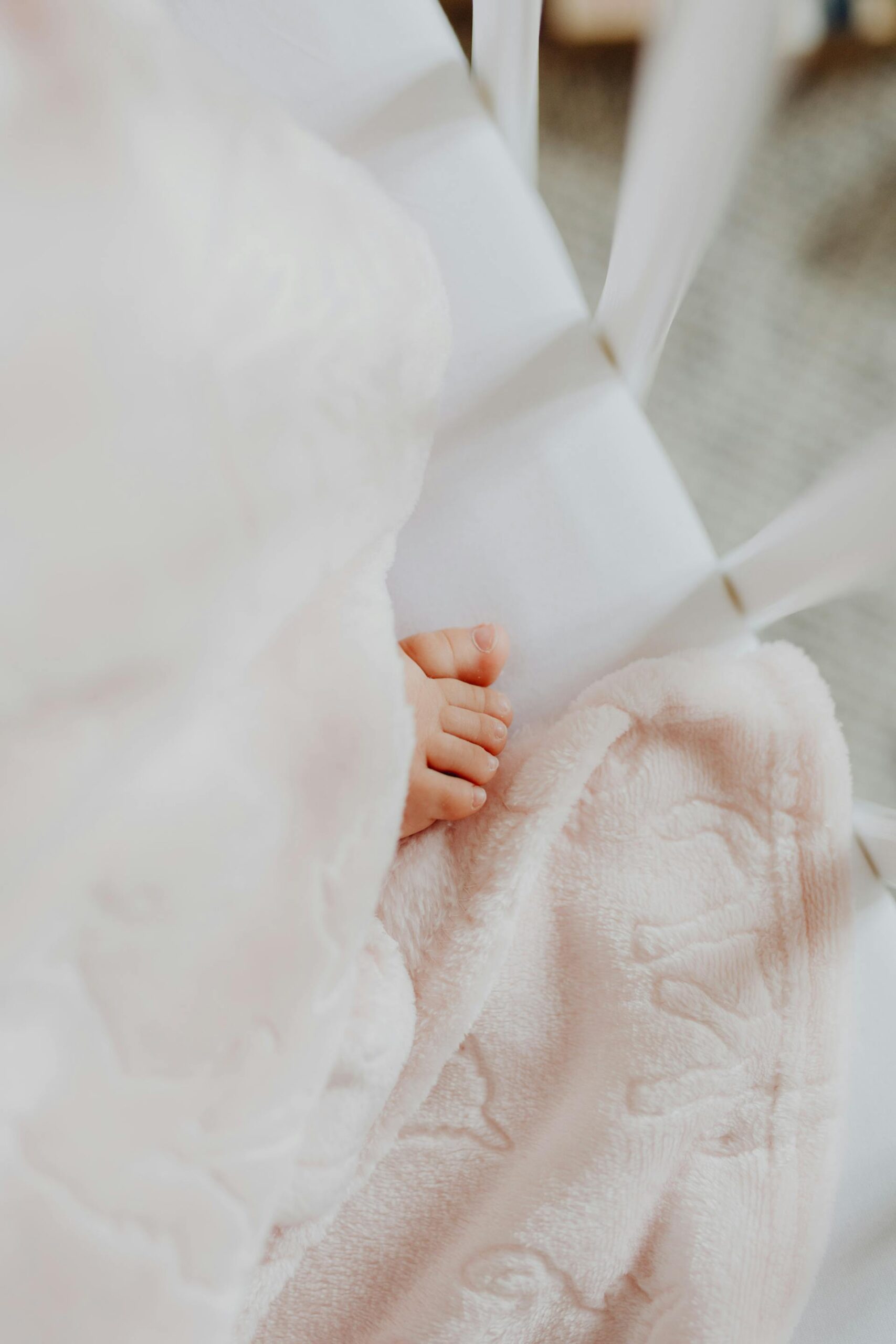 A little foot under a pink blanket | Source: Pexels