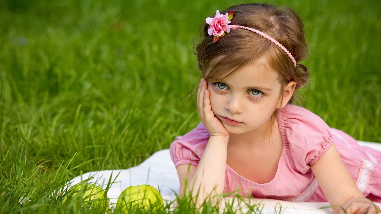 A grumpy little girl resting her chin in her hand | Source: Pixabay