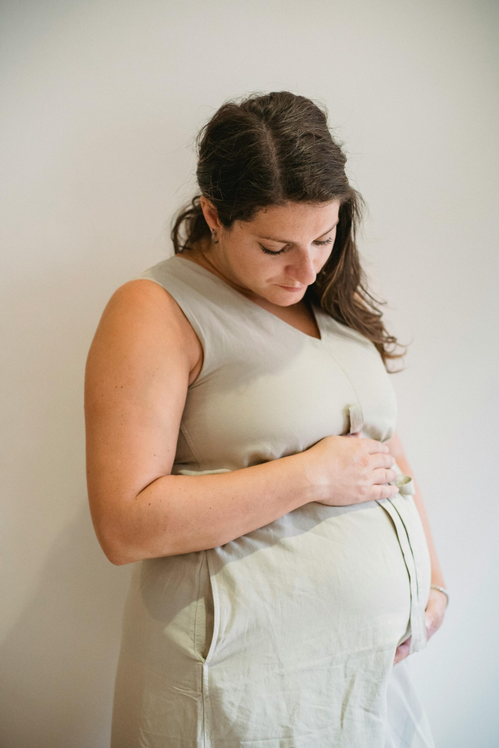 A sad-looking pregnant woman | Source: Pexels