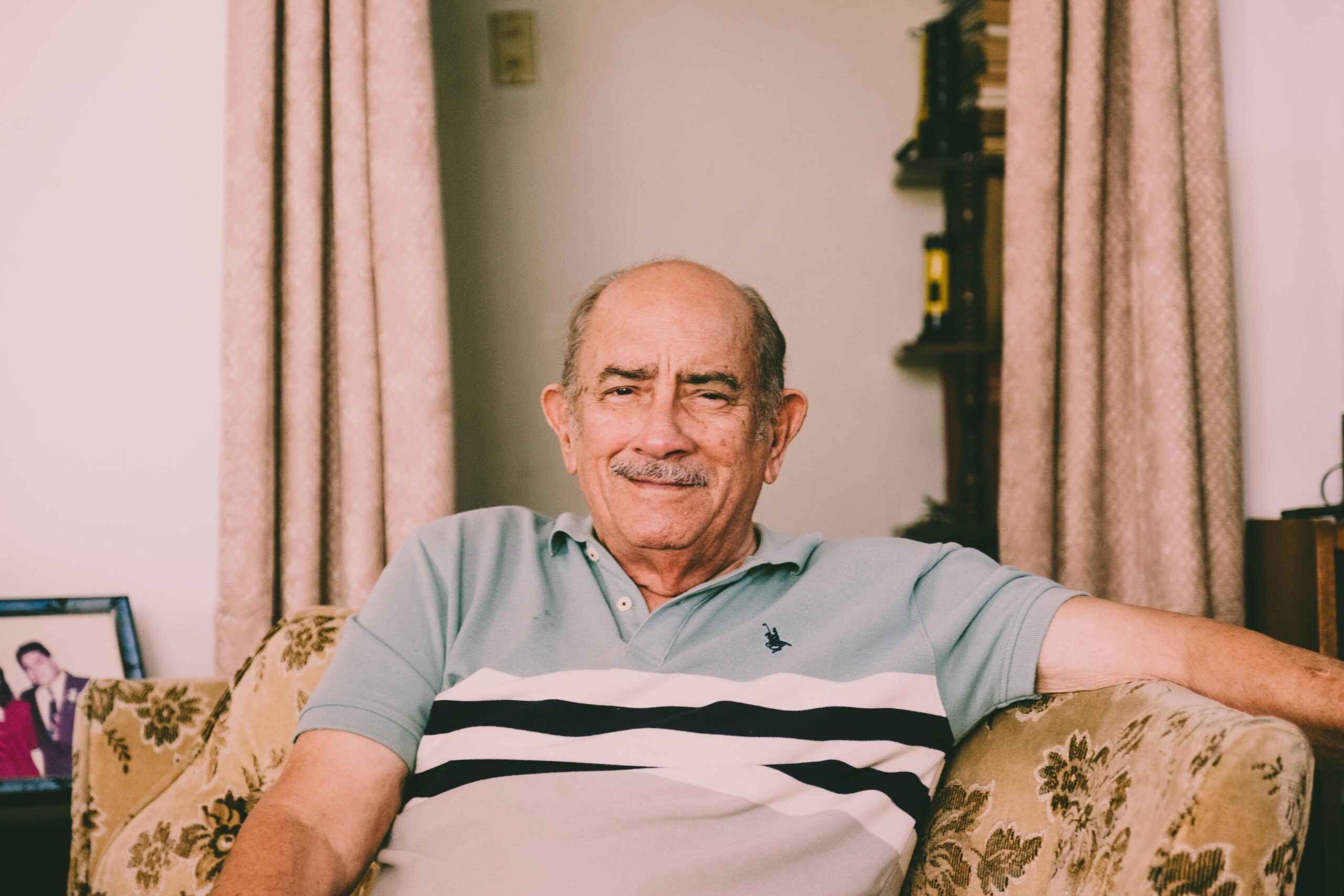 An old man facing the camera | Source: Pexels