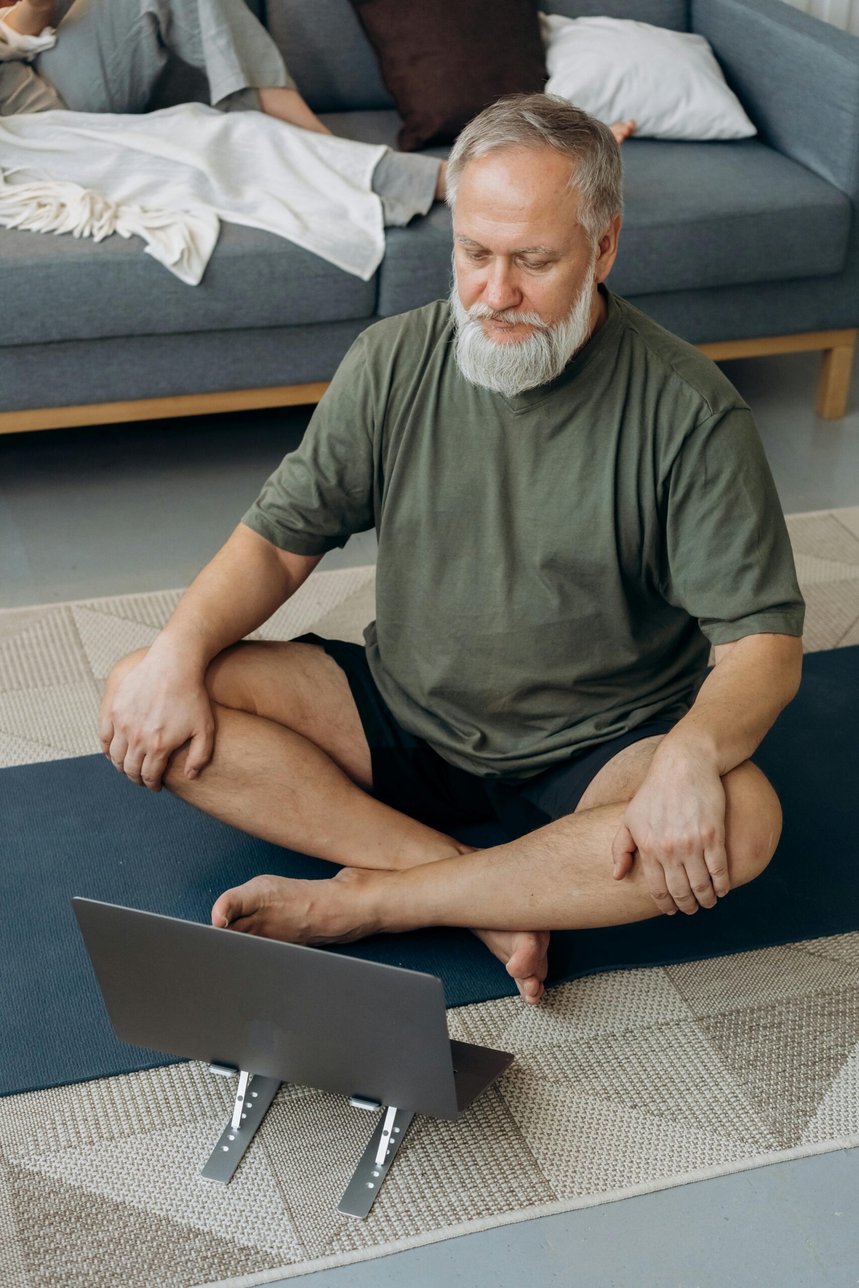 A man recording himself while seated on the floor | Source: Pexels