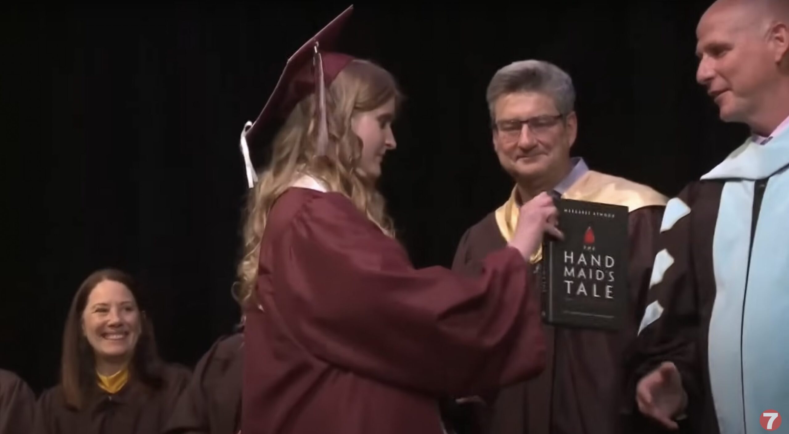 Idaho High School Graduate Refuses to Shake Superintendent’s Hand & Drops a Book at His Feet — She Explains Her Act