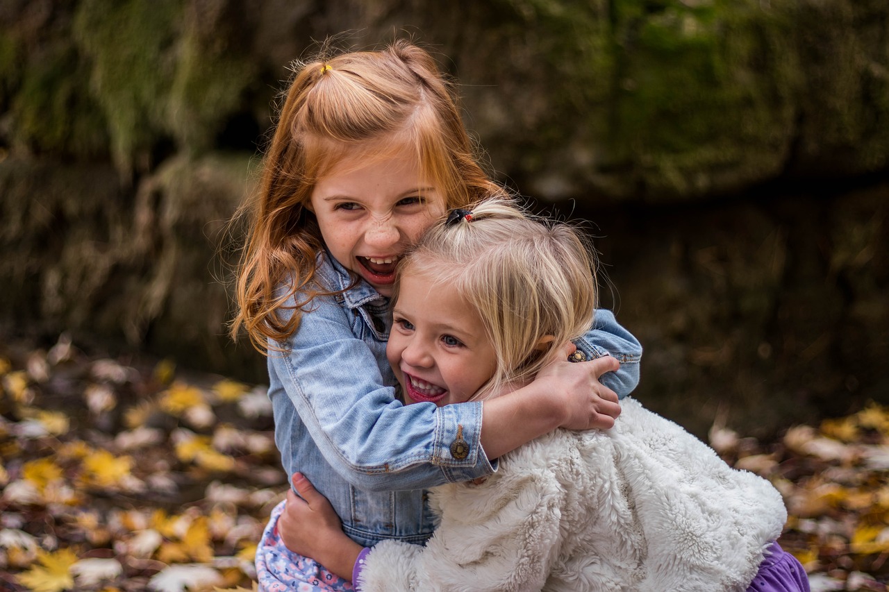 Two young girls hugging | Source: Pixabay