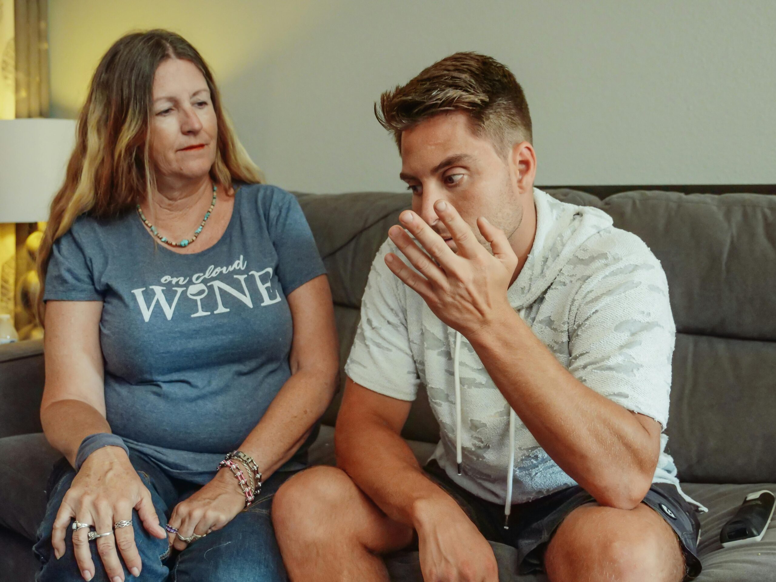 A young man having a serious talk with an older woman | Source: Pexels