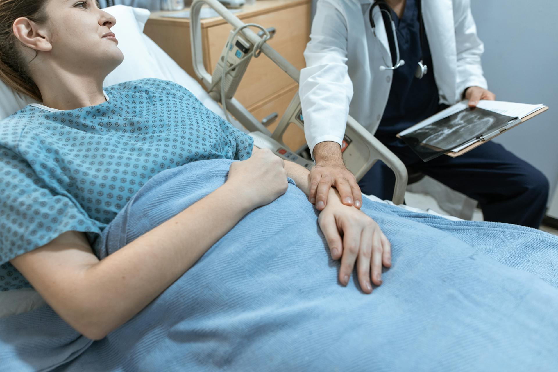 A doctor comforting a patient | Source: Pexels