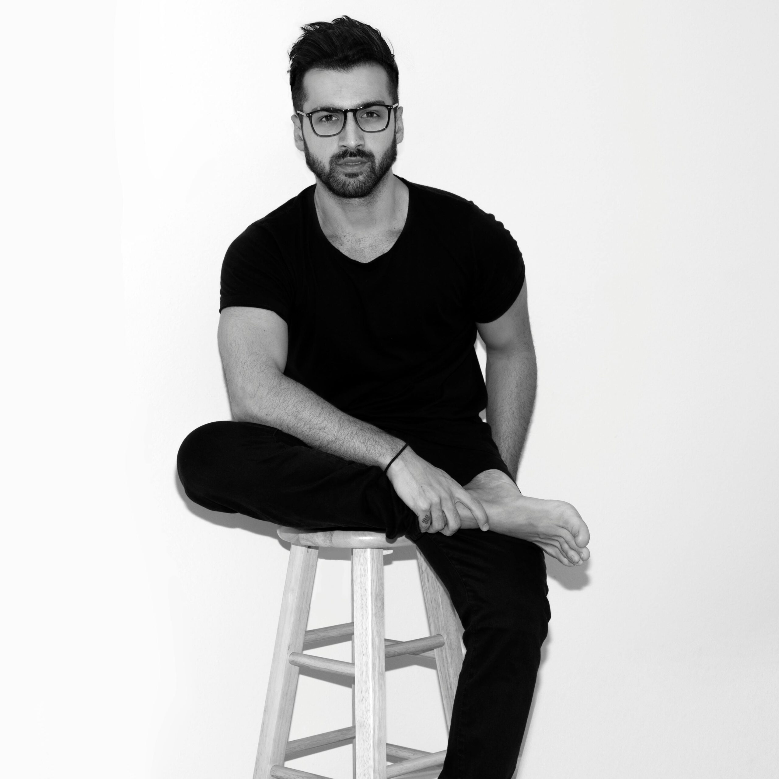 Man sits on a chair | Source: Pexels