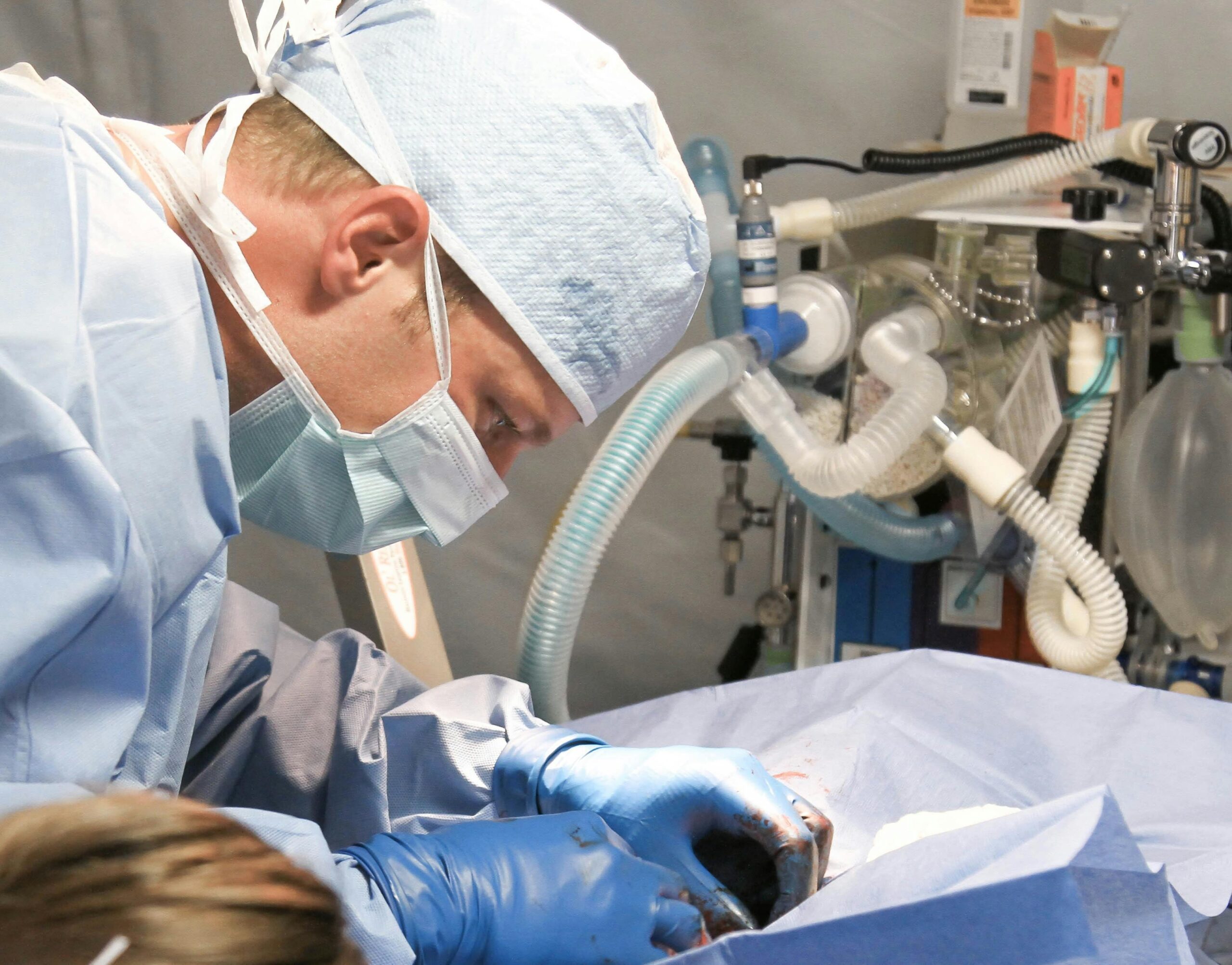 A doctor at the operating room. | Photo: Pexels