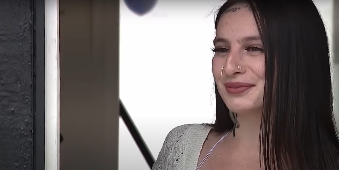 Young Barista Smashes Customer’s Windshield with a Hammer — People Praise Her after Finding out Why She Did It
