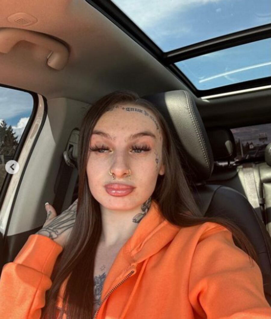 Young Barista Smashes Customer’s Windshield with a Hammer — People Praise Her after Finding out Why She Did It