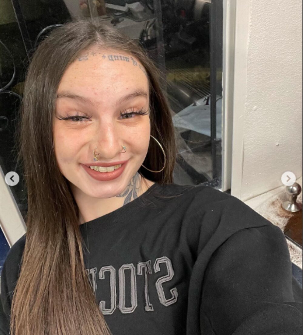 Young Barista Smashes Customer’s Windshield with a Hammer — People Praise Her after Finding out Why She Did It