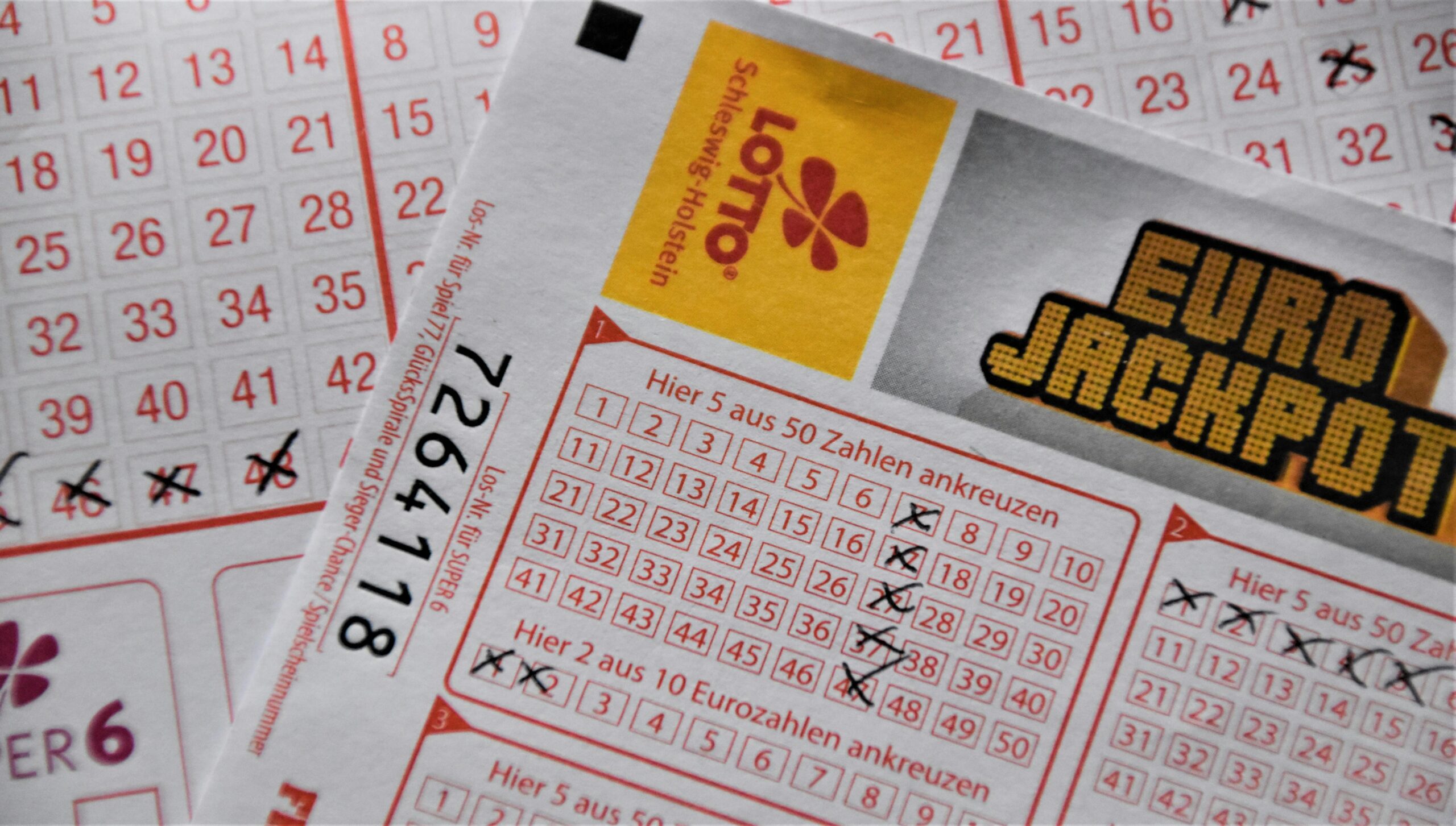 Hospital Worker Won over $180 Million Lottery But Lost Her Family for a Heartbreaking Reason