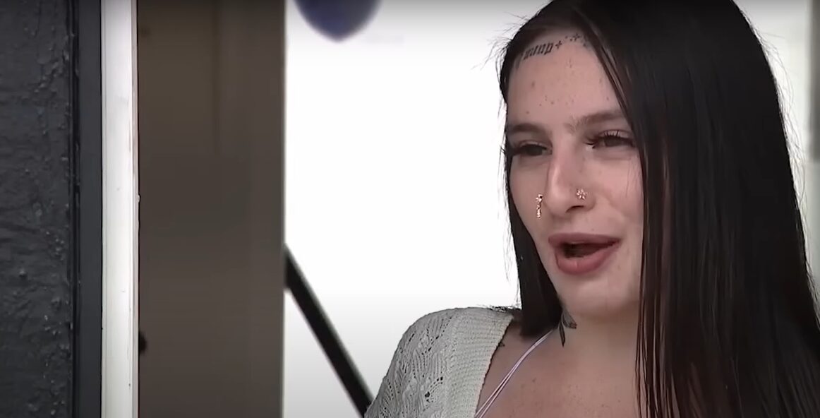 Young Barista Smashes Customer’s Windshield with a Hammer — People Praise Her after Finding out Why She Did It