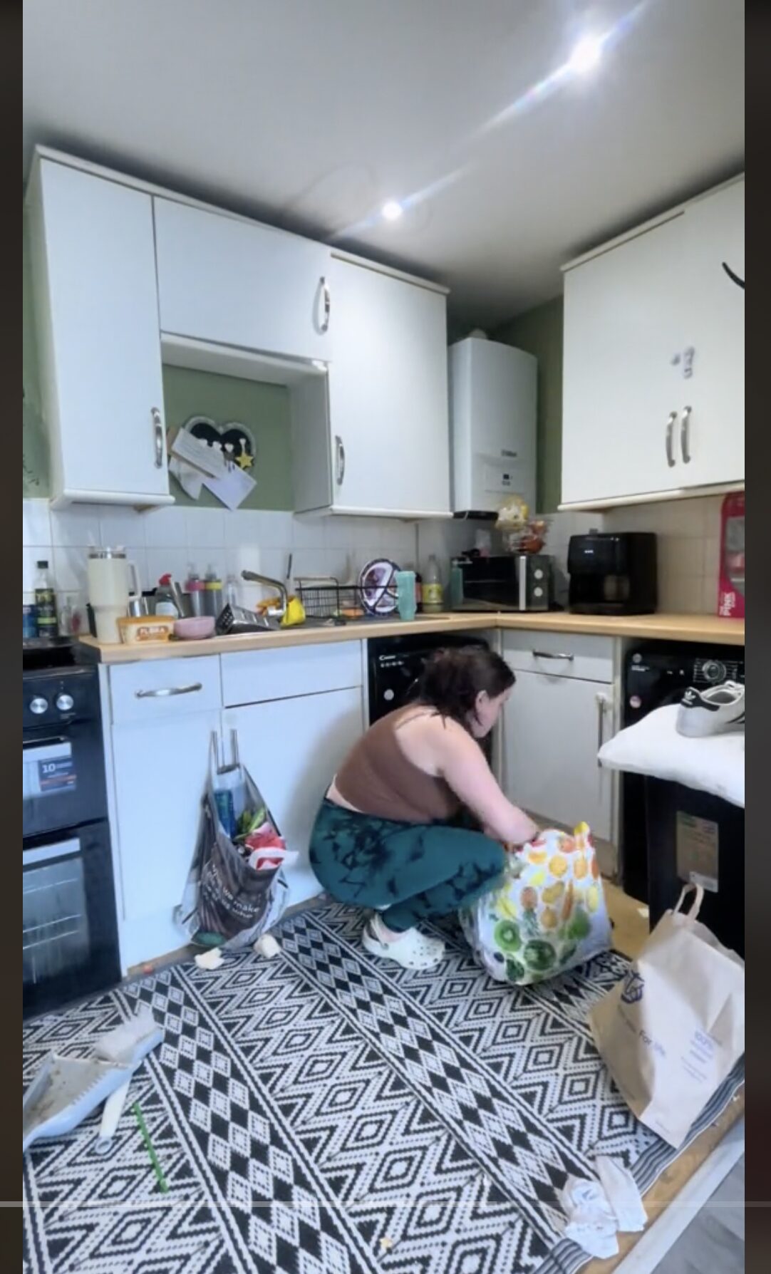 Mom of 4 Faces Police in Her Home after Her Videos Go Viral — People Rally in Her Defense